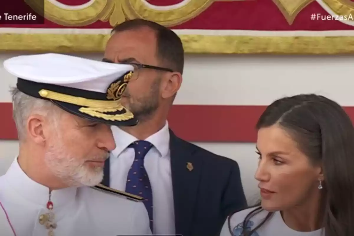El rei Felip, amb uniforme blanc, parlant amb la reina Letícia en el Dia de les Forces Armades 2025 El rei Felip, amb uniforme blanc, parlant amb la reina Letícia en el Dia de les Forces Armades 2025