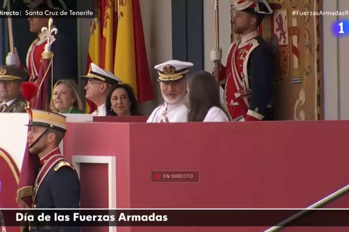 El rei Felip VI, vestit amb uniforme militar blanc, escolta la reina Letícia, d’esquena, durant els actes del Dia de les Forces Armades 2025. El rei Felip VI, vestit amb uniforme militar blanc, escolta la reina Letícia, d’esquena, durant els actes del Dia de les Forces Armades 2025.