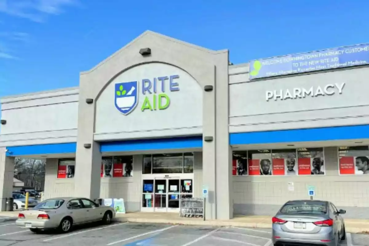 Façana d'una botiga Rite Aid amb el rètol de Façana d'una botiga Rite Aid amb el rètol de