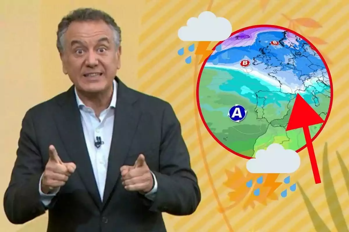 Un home en vestit fosc gesticula mentre presenta un mapa del clima amb símbols de núvols i llampecs.