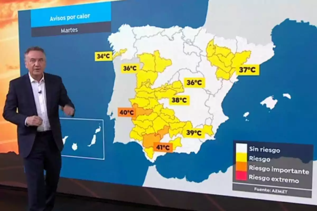 Roberto Brasero mostrant un mapa d’Espanya amb alertes per altes temperatures i diverses zones en colors groc, taronja i vermell indicant diferents nivells de risc per calor per al dimarts, 17 de juny de 2025. Roberto Brasero mostrant un mapa d’Espanya amb alertes per altes temperatures i diverses zones en colors groc, taronja i vermell indicant diferents nivells de risc per calor per al dimarts, 17 de juny de 2025.