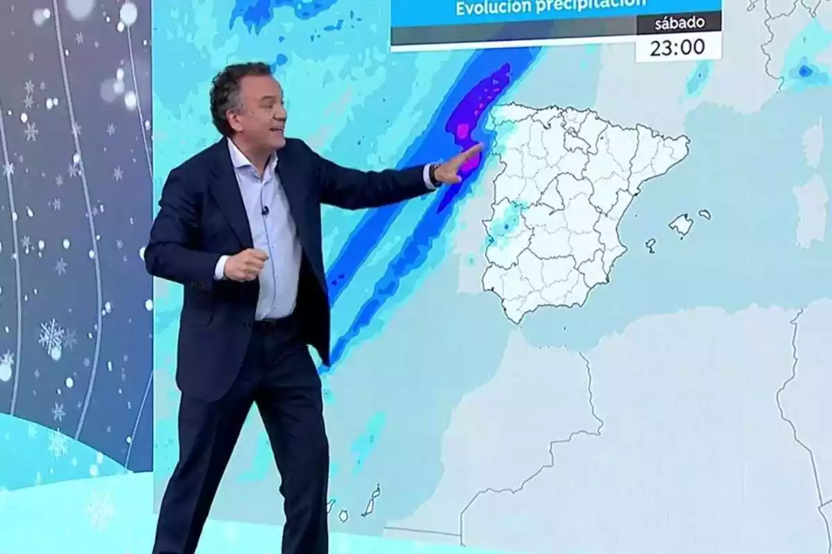 Roberto Brasero amb un vestit blau i un mapa meteorològic