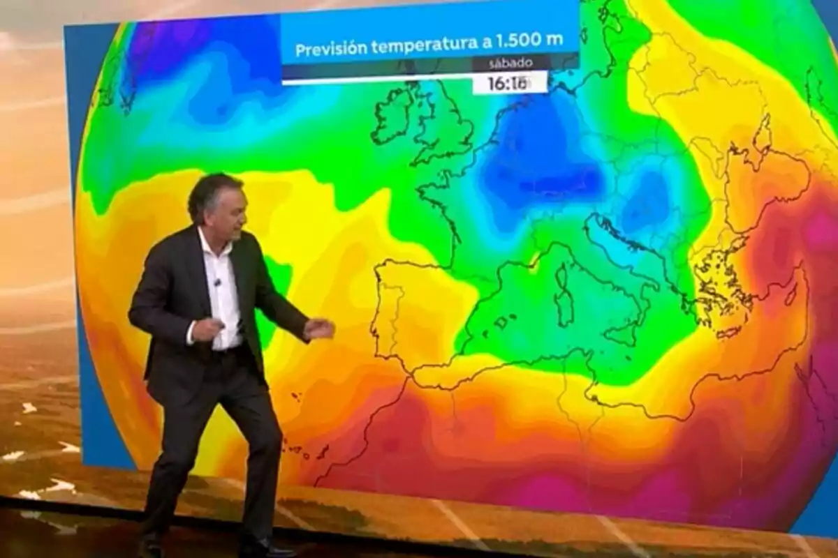 Roberto Brasero presenta el pronòstic del temps davant d'un mapa de temperatures a Europa per al cap de setmana del 14-15 de setembre del 2024.