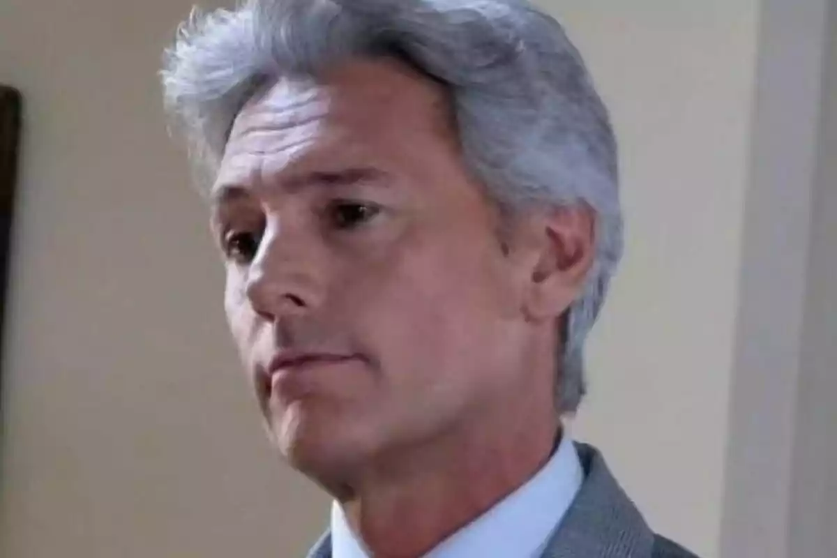 El actor Roberto Farnesi cabello canoso y expresión seria viste un traje gris y corbata azul claro. El actor Roberto Farnesi cabello canoso y expresión seria viste un traje gris y corbata azul claro.