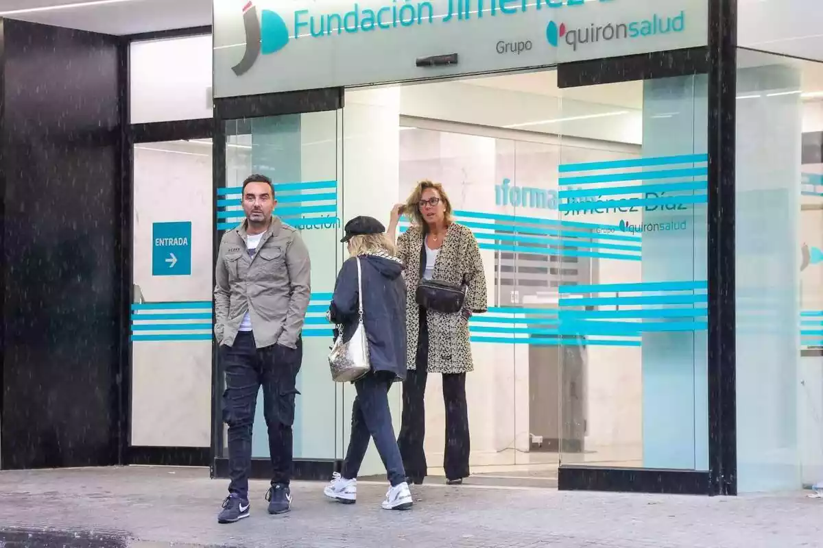 Rocío Carrasco, Fidel Albiac i Terelu Campos, a l'entrada de l'Hospital Universitario Fundación on està ingressada María Teresa Campos