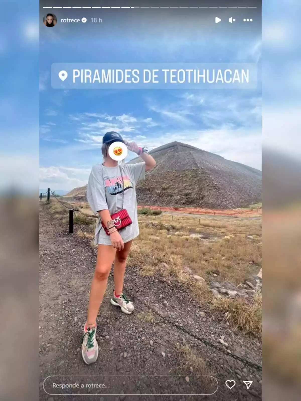 Storie de Rocío Flores a Instagram amb gorra en un camí davant una piràmide el 2 d'octubre de 2023