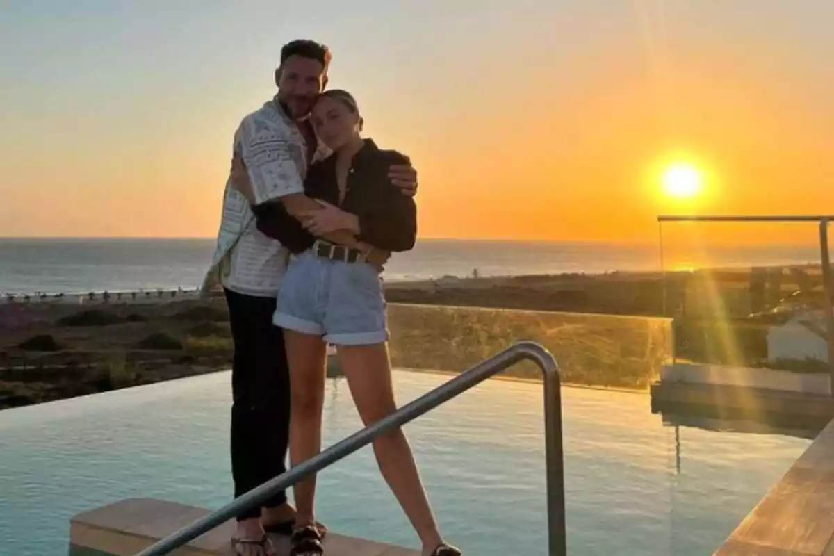 Rocío Flores i el seu pare, Antonio David Flores, posant amb una posta de Sol de fons