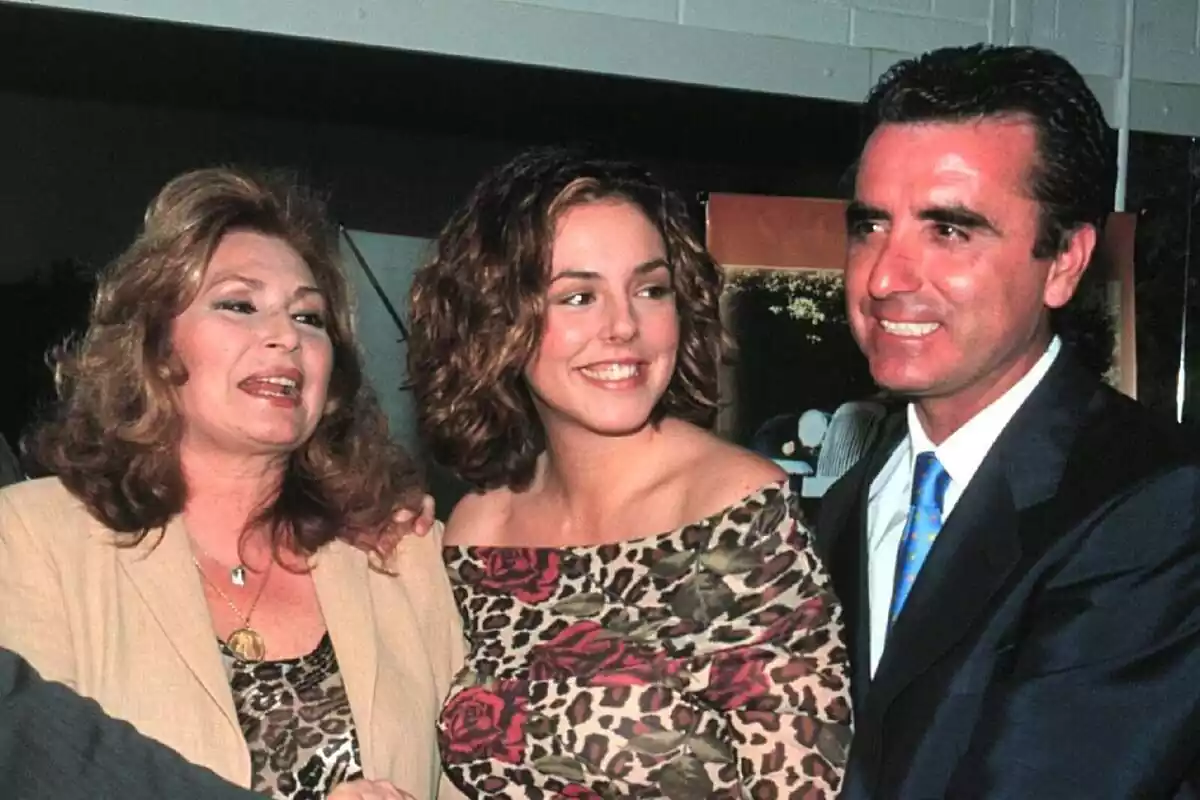 Rocío Jurado, Rocío Carrasco i José Ortega Cano, tots tres amb cares somrients en una foto d'arxiu