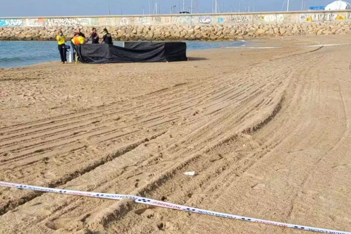 Imatge dels Mossos a la platja de Roda de Berà, al Tarragonès, després de la troballa del cadàver d'un nen de dos o tres anys