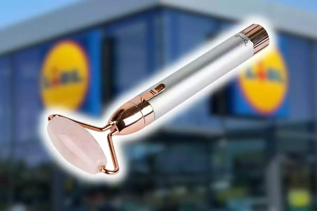 Un corró facial de quars rosa amb un fons d'una botiga de Lidl. Un corró facial de quars rosa amb un fons d'una botiga de Lidl.