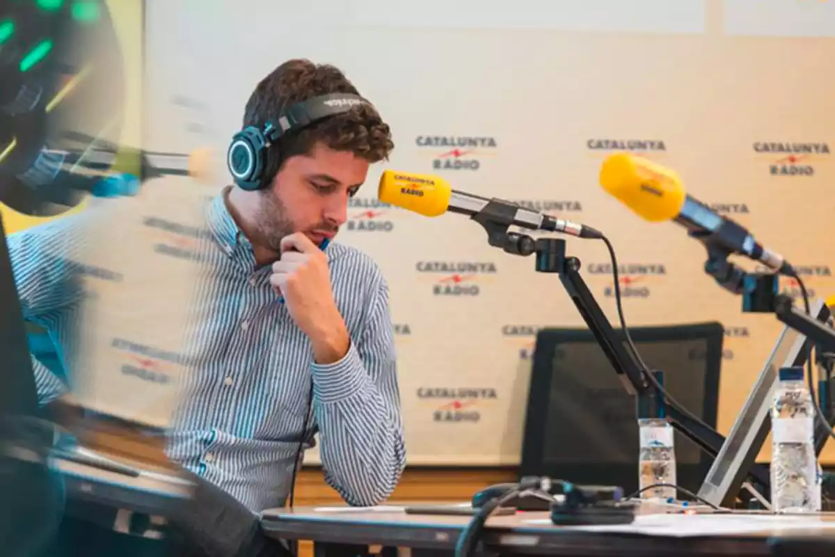 Roger Escapa, pensatiu a l'estudi de Catalunya Ràdio Roger Escapa, pensatiu a l'estudi de Catalunya Ràdio