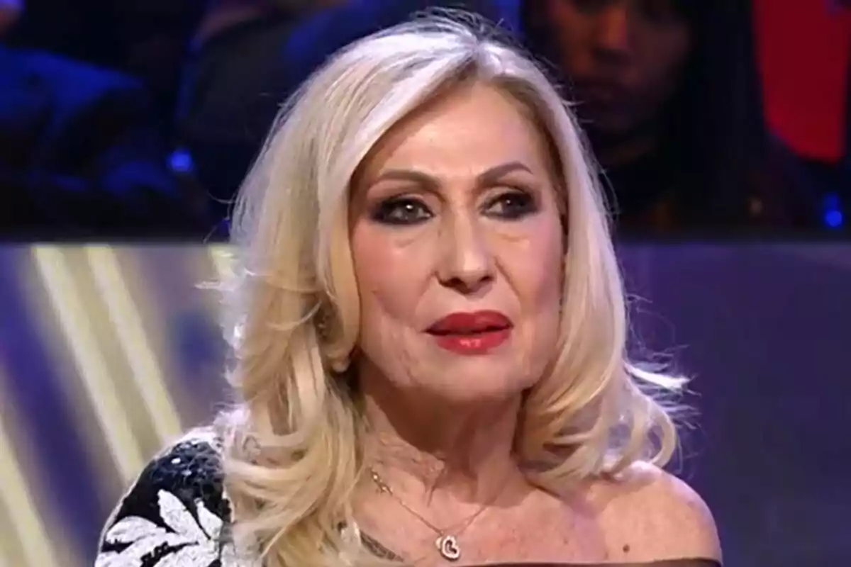 Rosa Benito de cabell ros i maquillatge elegant al plató de De Divendres. Rosa Benito de cabell ros i maquillatge elegant al plató de De Divendres.