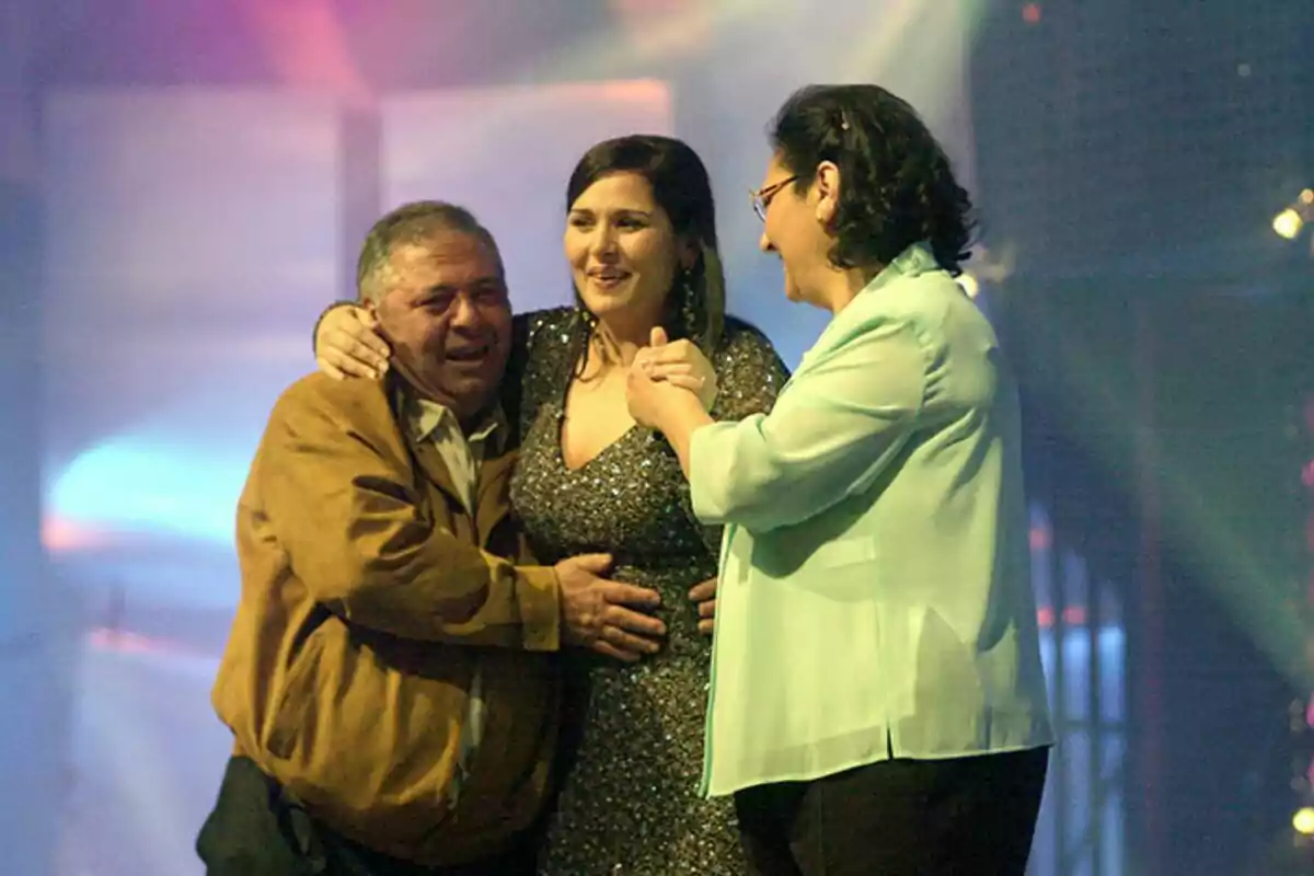 Captura de 'Operación Triunfo' con Rosa López sonriendo con un vestido brillante junto a sus padres Captura de 'Operación Triunfo' con Rosa López sonriendo con un vestido brillante junto a sus padres