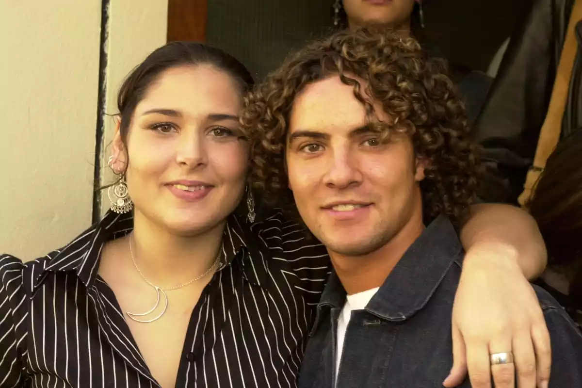 Primer plano de Rosa López y David Bisbal en la que aparecen abrazados con el rostro sonriente Primer plano de Rosa López y David Bisbal en la que aparecen abrazados con el rostro sonriente