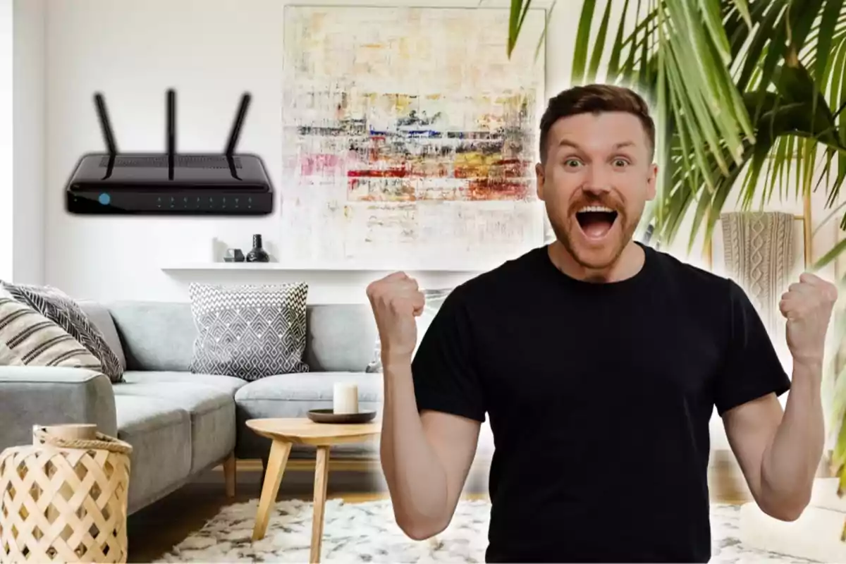 Home emocionat amb un router a una sala moderna amb sofà gris, coixins decoratius, taula de centre de fusta i planta verda.