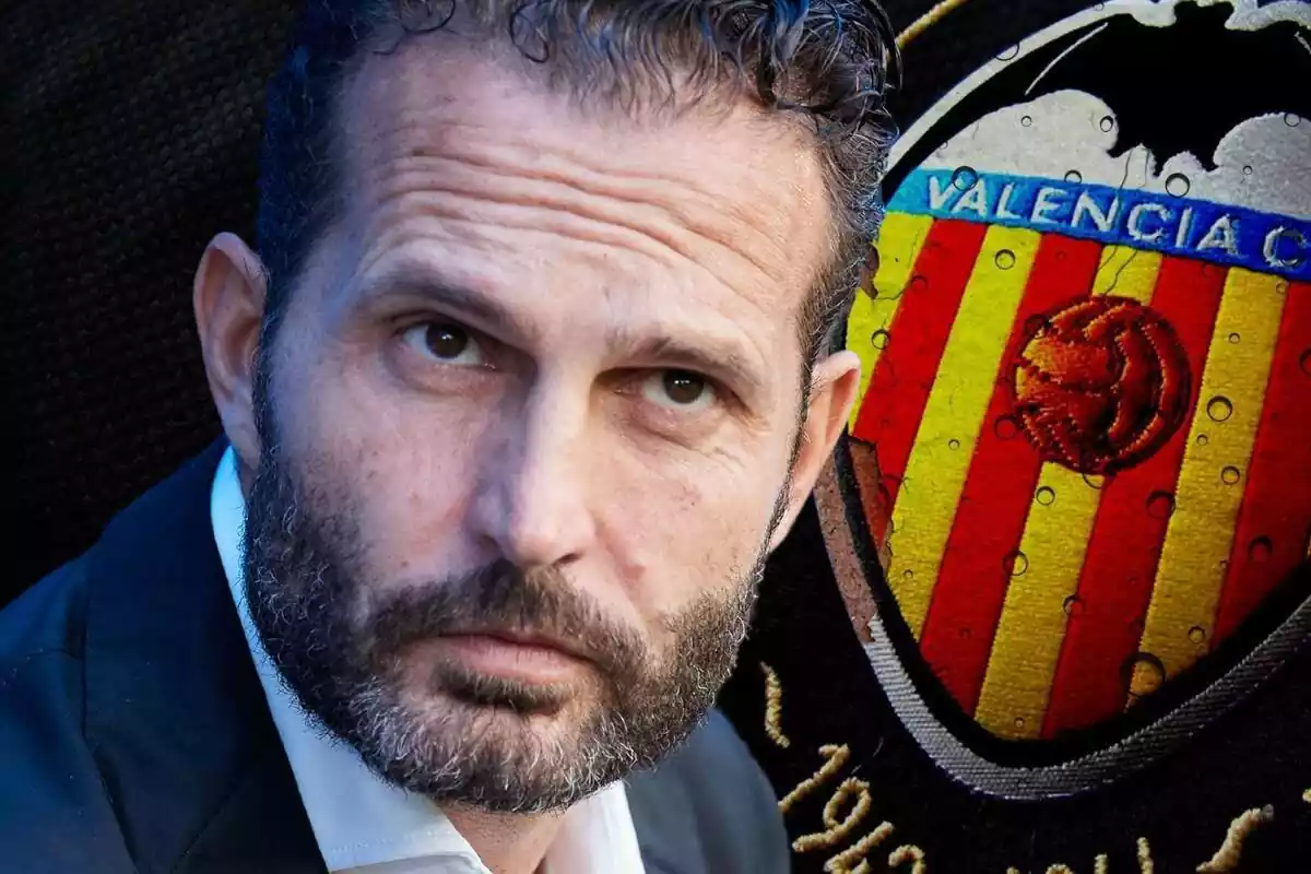 Rubén Baraja mirant al capdavant amb la cara seriosa i l'escut del València CF al fons