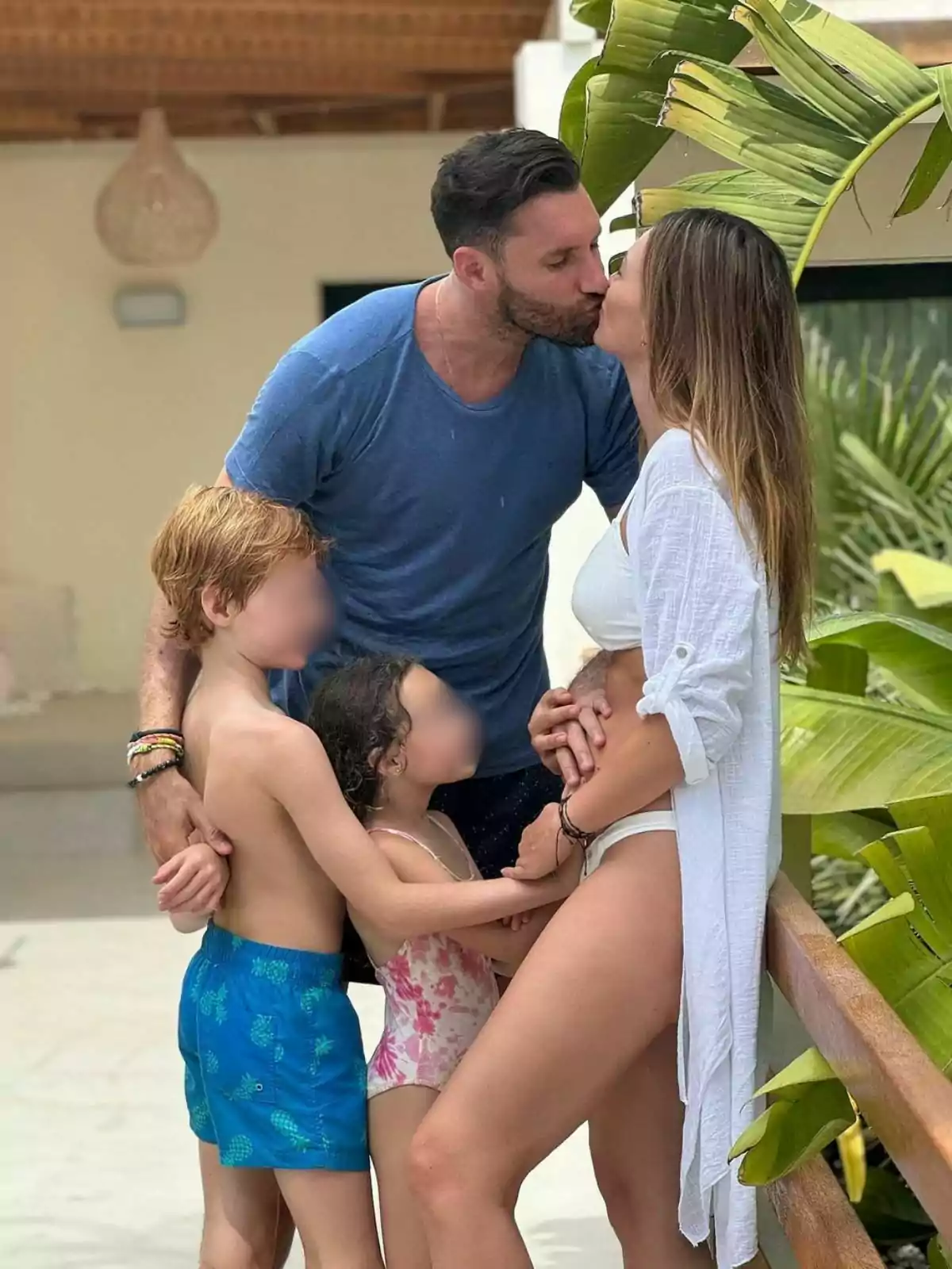 La família de Rudy Fernández i Helen Lindes abraçant-se i besant-se en un entorn tropical, amb dos nens petits i una ella embarassada. La família de Rudy Fernández i Helen Lindes abraçant-se i besant-se en un entorn tropical, amb dos nens petits i una ella embarassada.