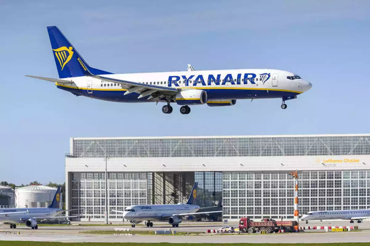 Un avió de Ryanair sobrevolant un aeroport