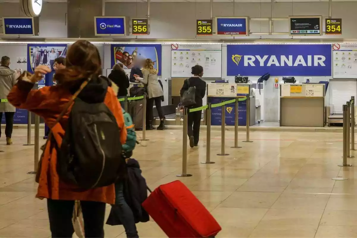 Diversos passatgers esperen per facturar l'equipatge als taulells de la companyia Ryanair a l'aeroport Adolfo Suárez Madrid-Barajas, a Madrid el 20 de desembre de 2019