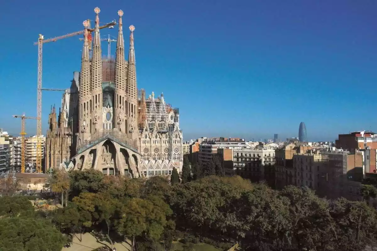 Imatge de la Sagrada Família a Barcelona, amb la ciutat de fons