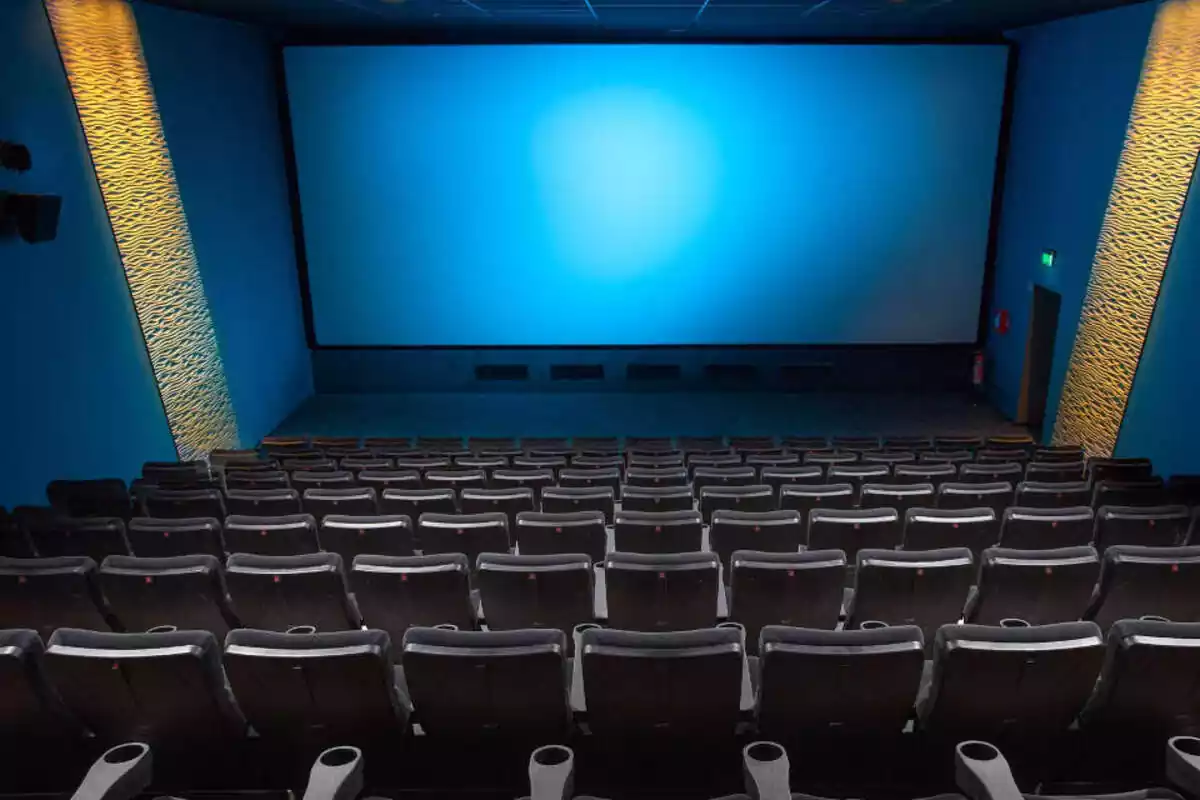 Sala d'un cinema buida amb la pantalla apagada