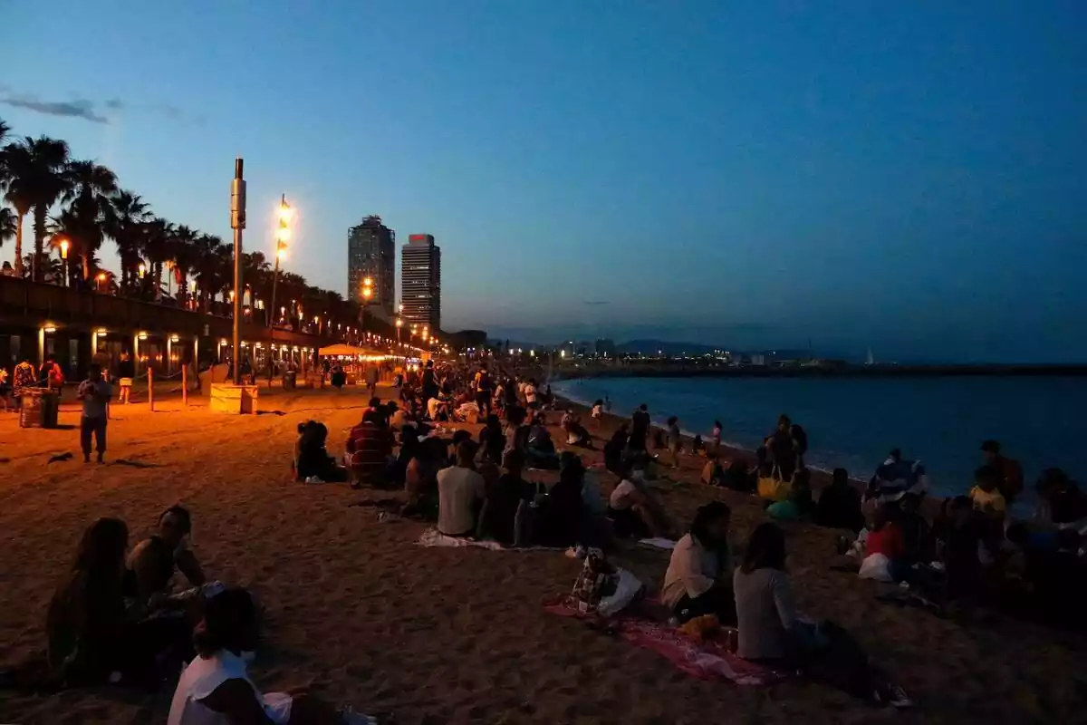 Una platja durant la revetlla de Sant Joan