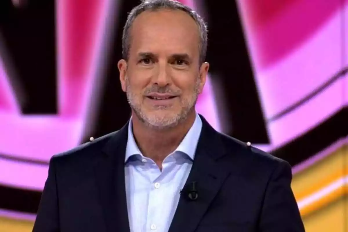 Posat de Santi Acosta com a presentador de Telecinco