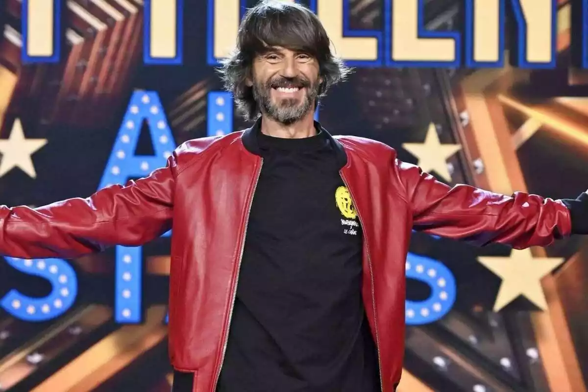Santi Millán somrient amb els braços oberts a Got Talent