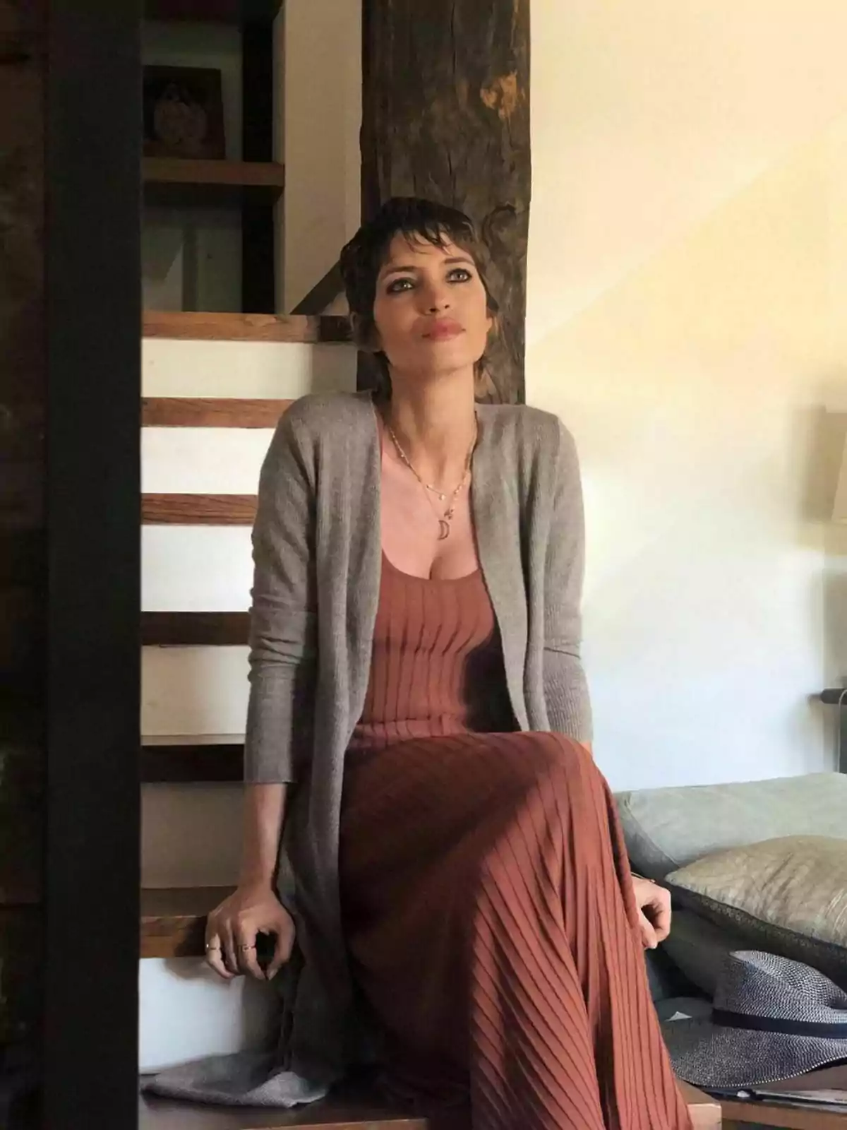 Sara Carbonero seria amb un vestit marró i una jaqueta asseguda a unes escales Sara Carbonero seria amb un vestit marró i una jaqueta asseguda a unes escales