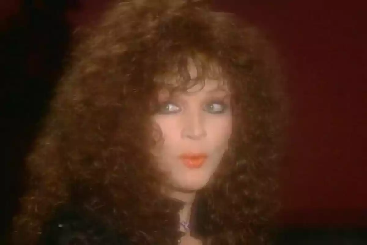 Sara Montiel amb cabell arrissat i expressió sorpresa en un fons fosc. Fragment de la sèrie documental 'Súper Sara'.