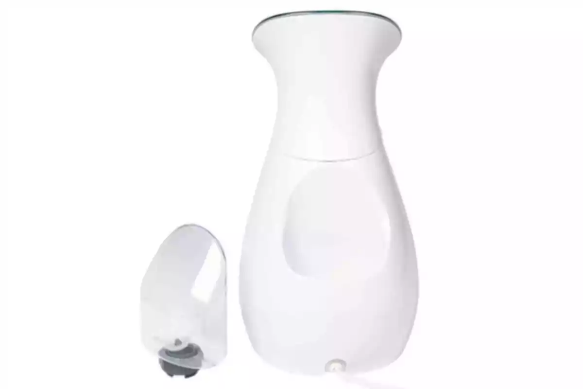 Dispositiu dispensador de sabó automàtic blanc amb un recipient transparent desmuntable. Dispositiu dispensador de sabó automàtic blanc amb un recipient transparent desmuntable.