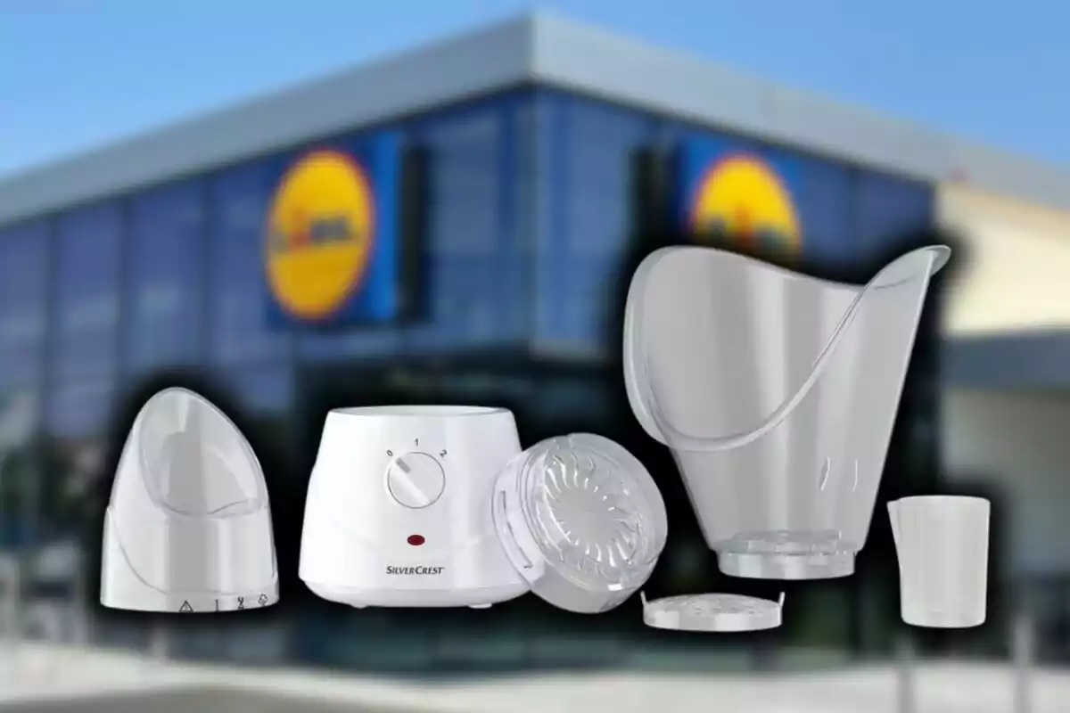 Dispositiu de cura facial de Lidl amb diversos accessoris davant d'una botiga. Dispositiu de cura facial de Lidl amb diversos accessoris davant d'una botiga.