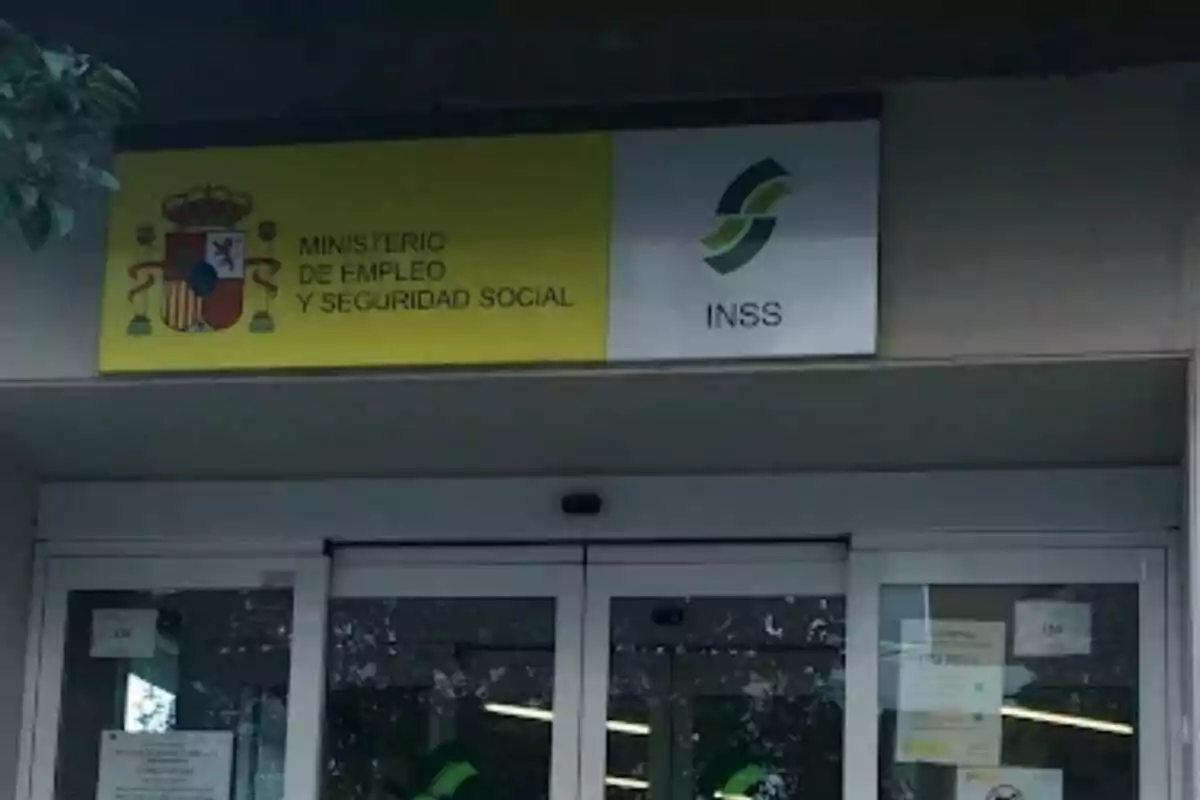 Entrada del Ministeri d'Ocupació i Seguretat Social d'Espanya amb el logotip de l'INSS