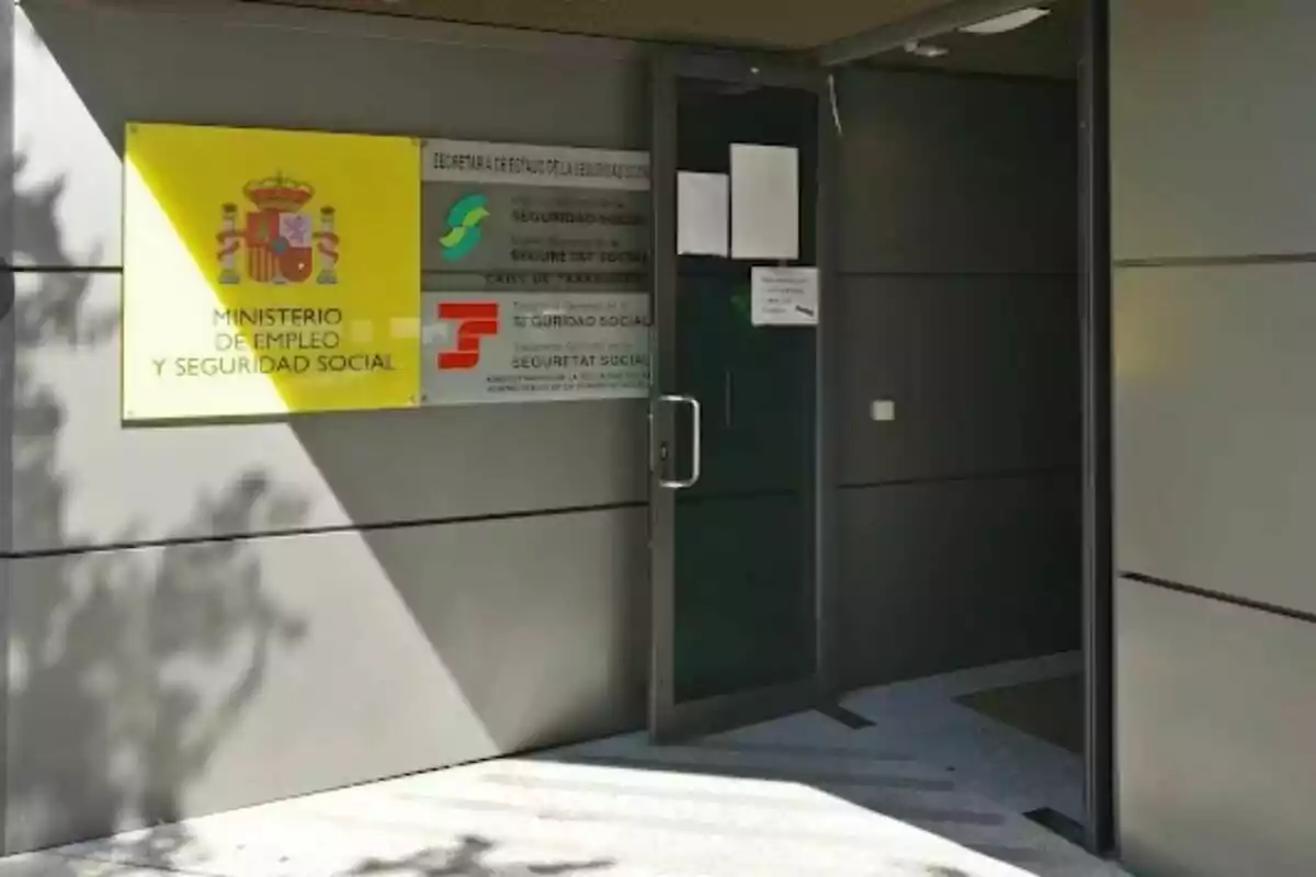 Entrada a una oficina del Ministeri d´Ocupació i Seguretat Social a Tarragona.