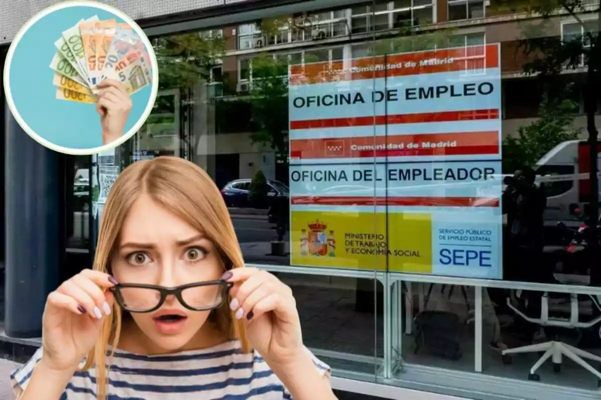 Una dona amb expressió de sorpresa sosté les ulleres davant d'una oficina d'ocupació a Madrid, mentre a la cantonada superior esquerra es mostra una mà sostenint diversos bitllets d'euro.