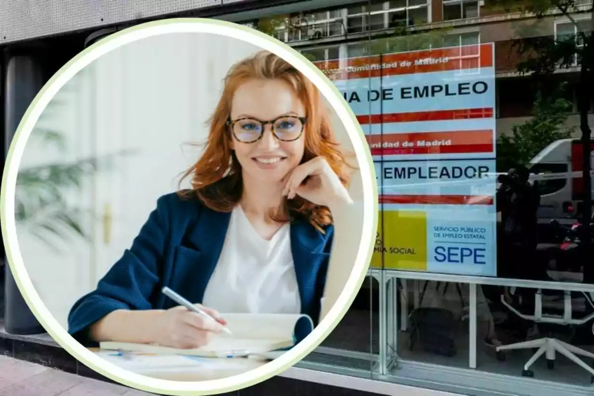 Una dona somrient amb ulleres i una jaqueta blava escriu en un quadern, amb un fons d?una oficina de feina a Madrid.