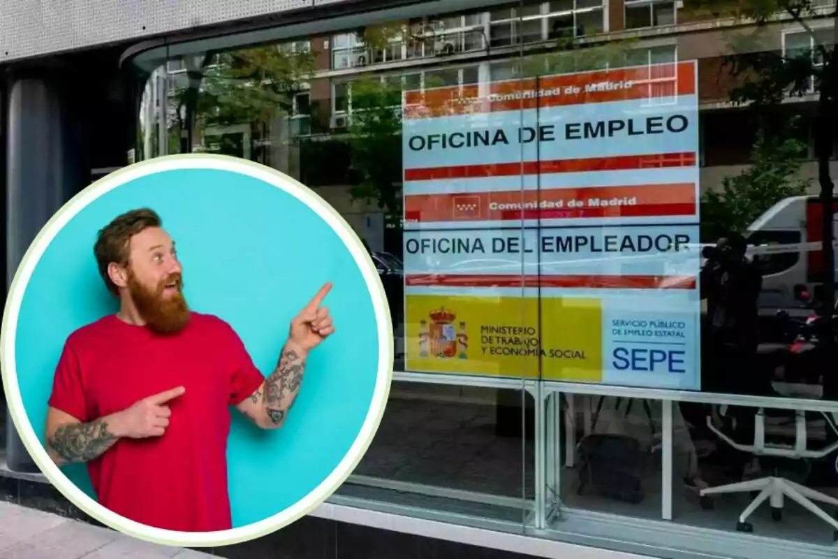 Un home amb barba i samarreta vermella assenyala cap a un cartell de l?Oficina d?Ocupació de la Comunitat de Madrid.