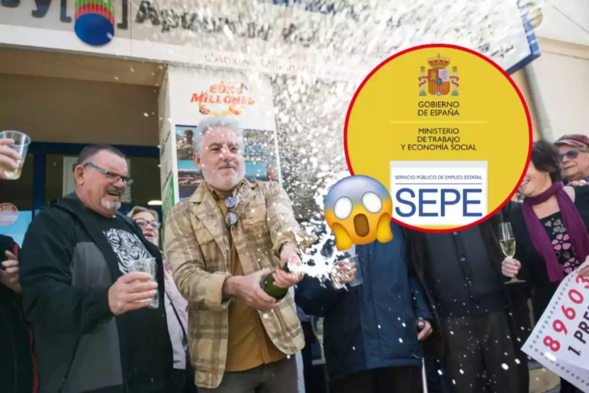 Un grup de persones celebra amb xampany davant d?un establiment, mentre una persona sosté un cartell del SEPE del Ministeri de Treball i Economia Social d?Espanya.