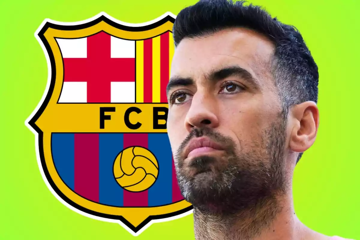 Un hombre con barba frente al escudo del FC Barcelona sobre un fondo verde.