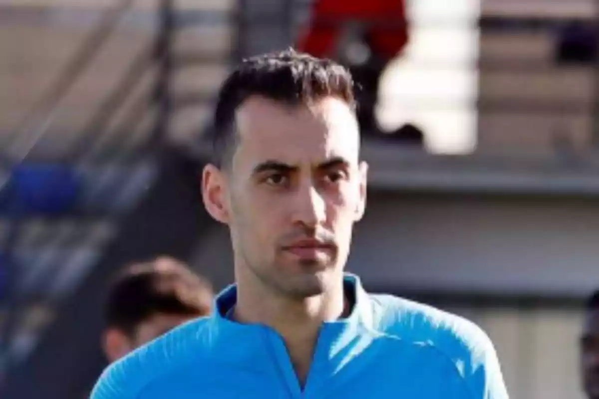 Un home amb jaqueta blava en un entorn a l'aire lliure. Un home amb jaqueta blava en un entorn a l'aire lliure.