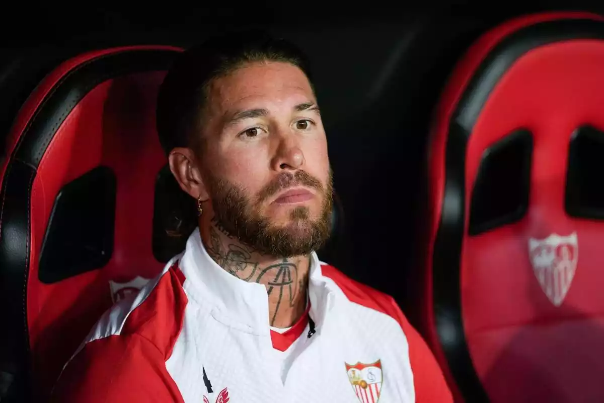 Sergio Ramos serio sentado en el banquillo del Sevilla