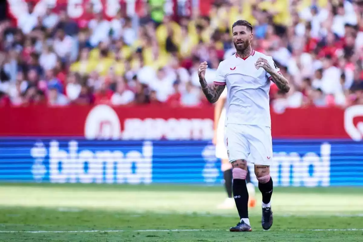 Sergio Ramos en un camp de futbol jugant el partit Sevilla-Las Palmas