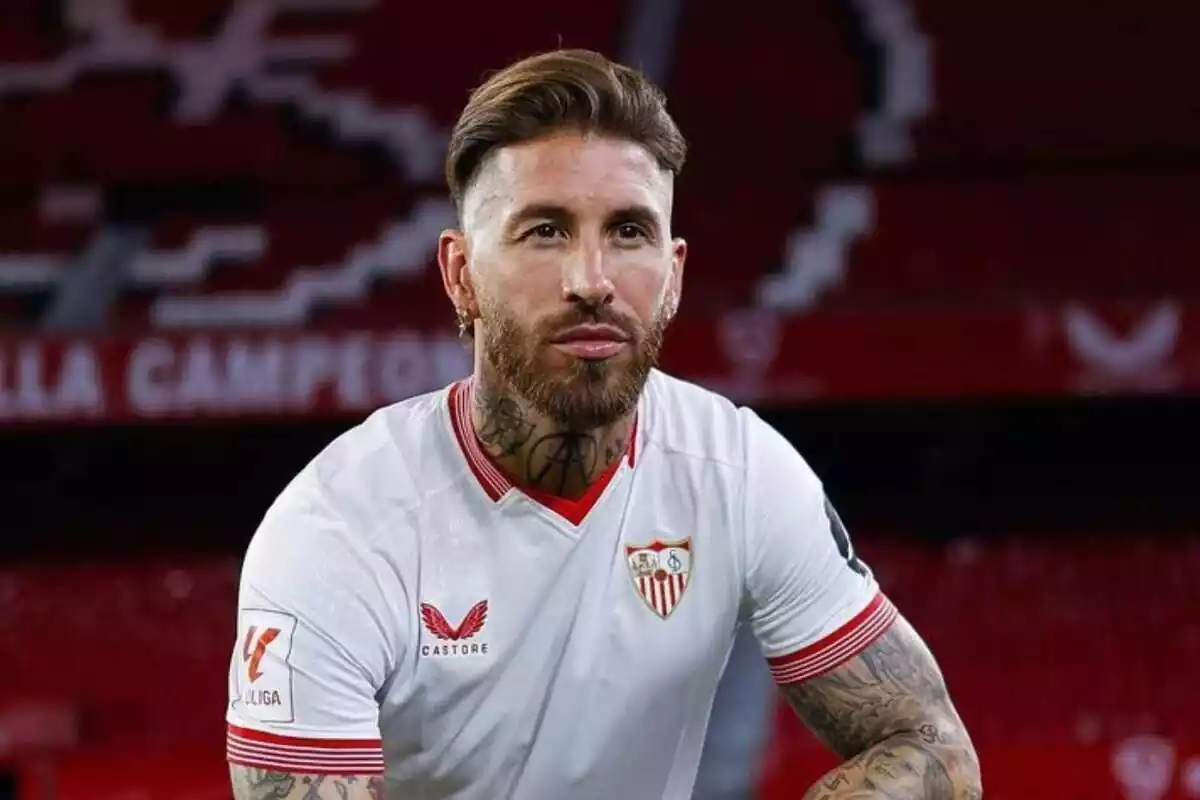 Sergio Ramos posant amb la samarreta del Sevilla