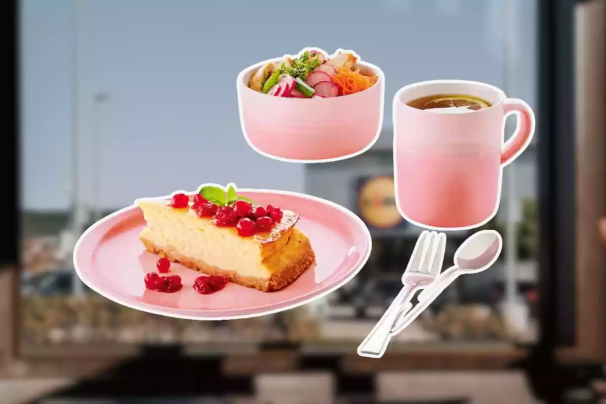 Plat rosa amb tros de pastís, bol rosa amb amanida, tassa rosa amb te a la llimona i forquilla amb cullera, retallats sobre fons desenfocat de Lidl Plat rosa amb tros de pastís, bol rosa amb amanida, tassa rosa amb te a la llimona i forquilla amb cullera, retallats sobre fons desenfocat de Lidl