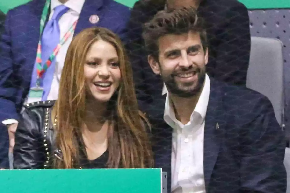 Imatge de Shakira i Piqué somrient en un partit