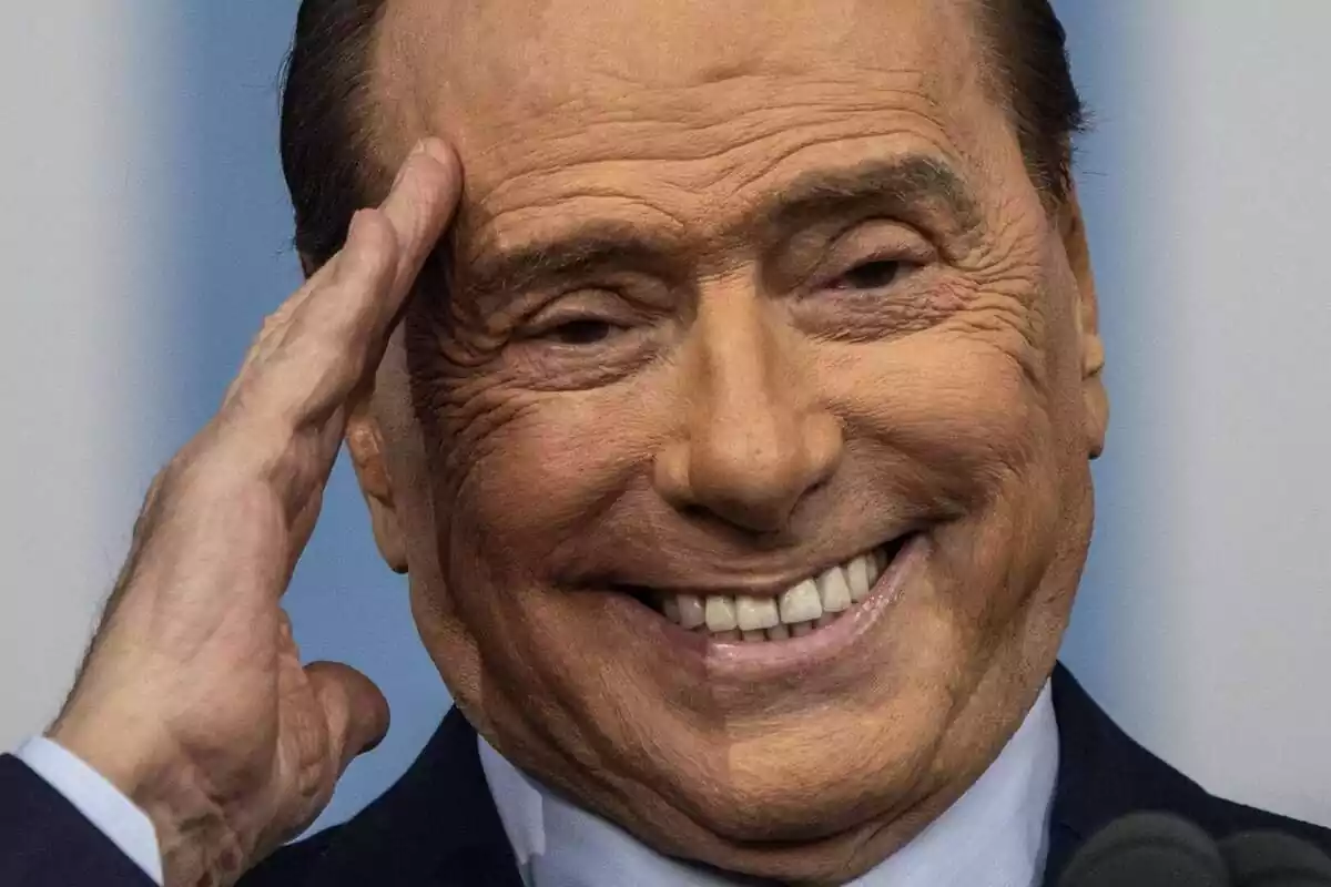 Primer pla de l'exprimer ministre italià Silvio Berlusconi amb un gran somriure