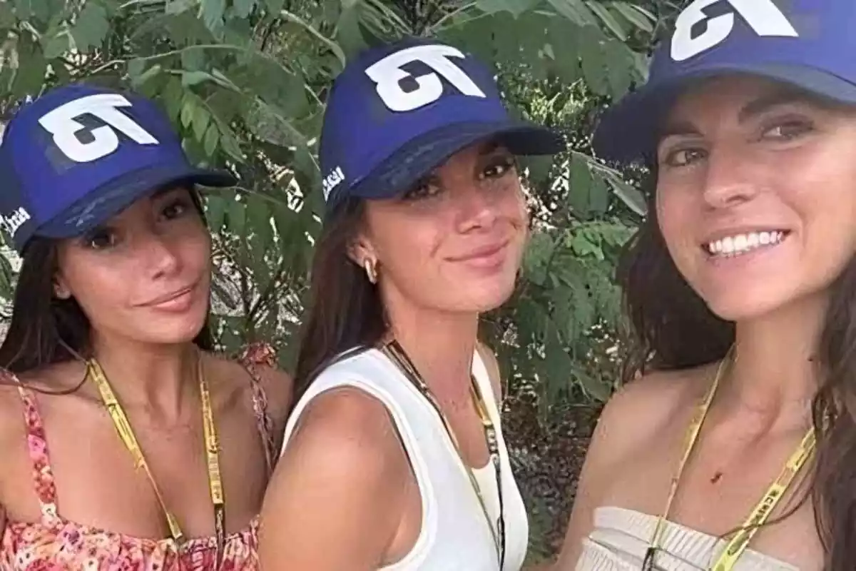 Imatge Sira Martínez (centre) amb dues amigues al circuit de Montmeló. Totes porten una gorra amb el número 73. Instastroy Sira