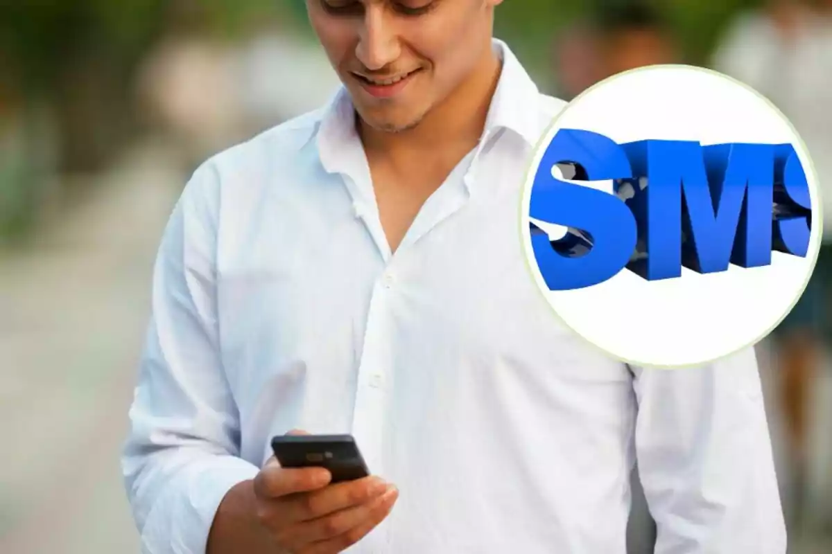 Home amb camisa blanca mirant el telèfon mòbil amb un gràfic de text 3D 