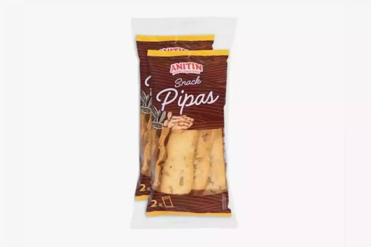 Paquete de snack de pipas Anitin con diseño marrón y amarillo.