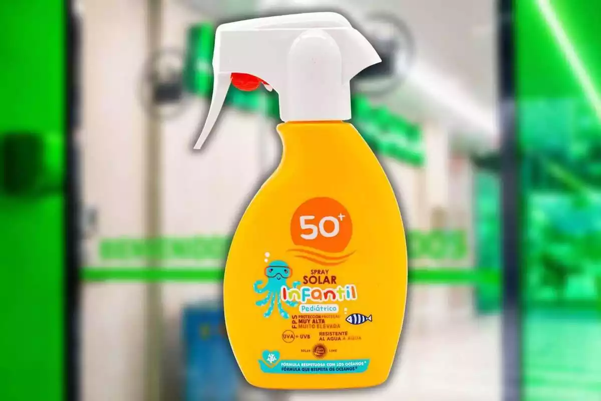 Montaje con una imagen de fondo de una tienda Mercadona y en primer plano el spray solar infantil Sun Med Montaje con una imagen de fondo de una tienda Mercadona y en primer plano el spray solar infantil Sun Med